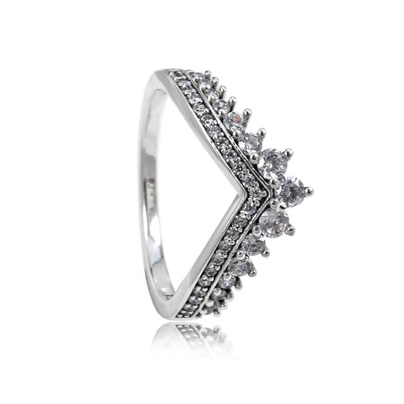 Sofistikerad V-formad silverring med gnistrande kristaller, en damring som utstrålar elegans.