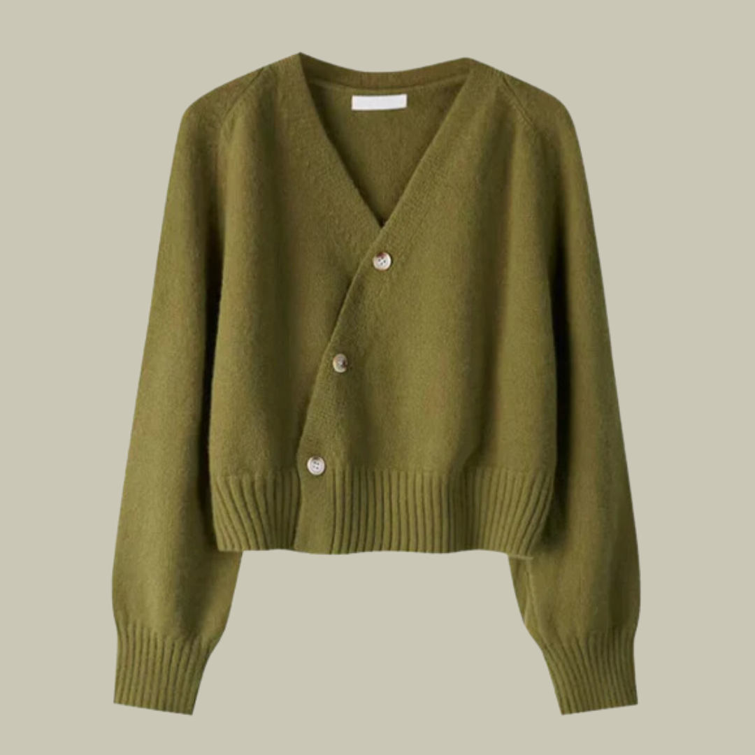 Kvinna bär en elegant, v-ringad stickad tröja med korsknappar, perfekt för både kontor och kväll.