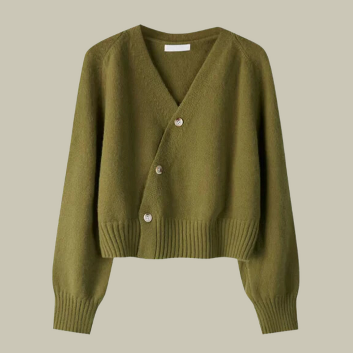 Kvinna bär en elegant, v-ringad stickad tröja med korsknappar, perfekt för både kontor och kväll.