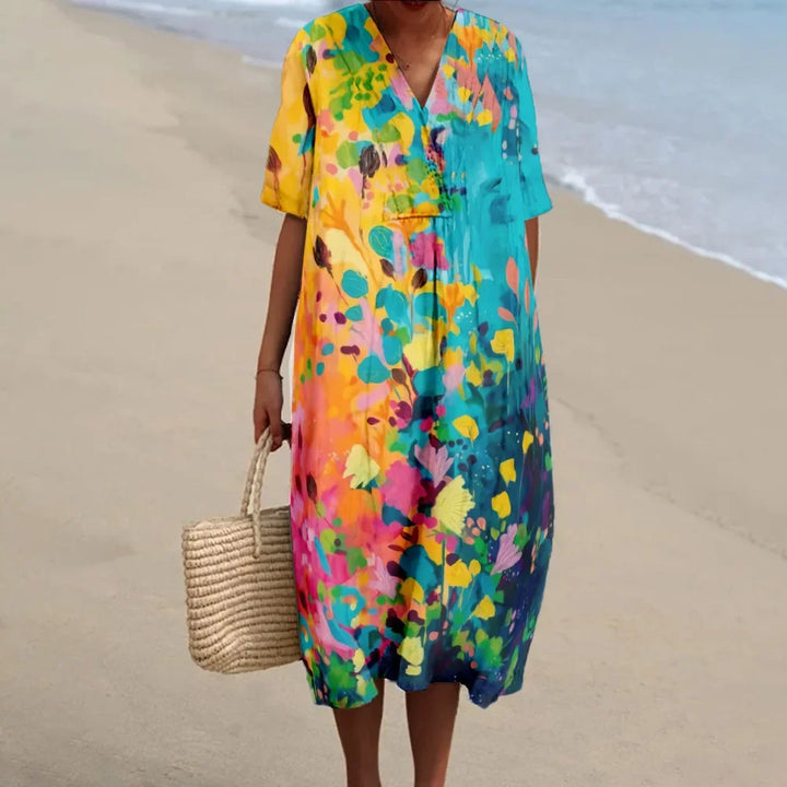 Bekväm kortärmad v-ringad maxiklänning för sommar. Lätt och draperad design för en ledig vardagslook.