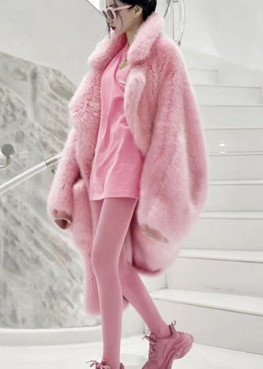 Varm kvinnors jacka med Peter Pan-krage, fluffig loose fit design och fickor. Elegant för kalla dagar.
