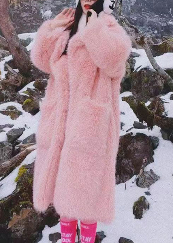 Stilfull vinterjacka för dam med Peter Pan-krage, rymlig loose fit och praktiska fickor. Fluffig och varm.