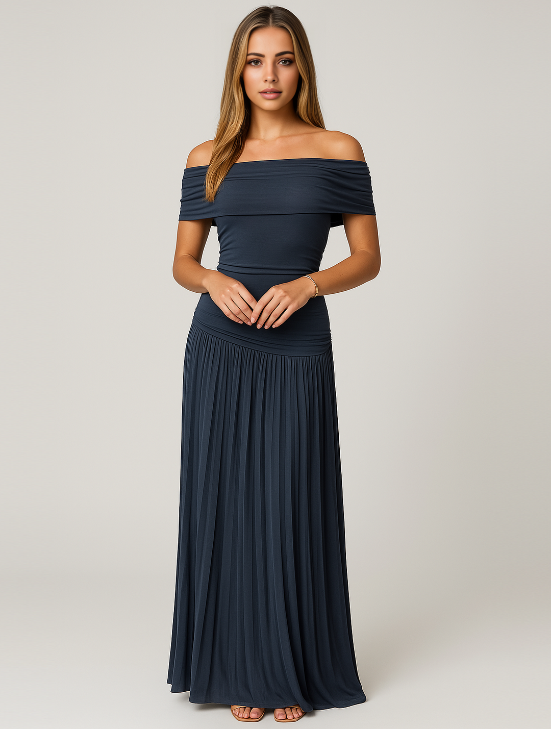 Veckad långklänning för damer, en elegant bröllopsklänning eller festklänning för formella tillfällen.