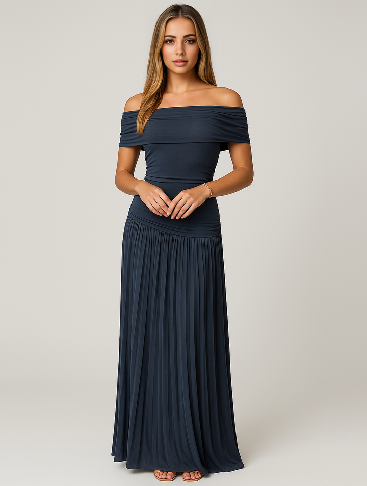 Veckad långklänning för damer, en elegant bröllopsklänning eller festklänning för formella tillfällen.