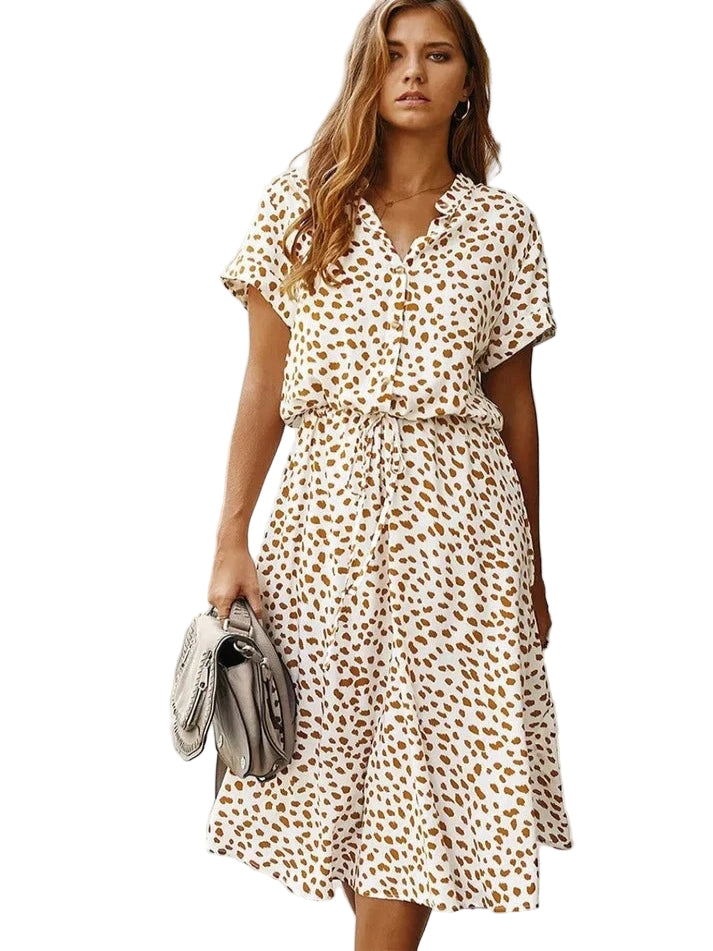 Elegant vintage klänning för kvinnor med trendigt leopardtryck och matchande bälte. Perfekt för sommarfesten.