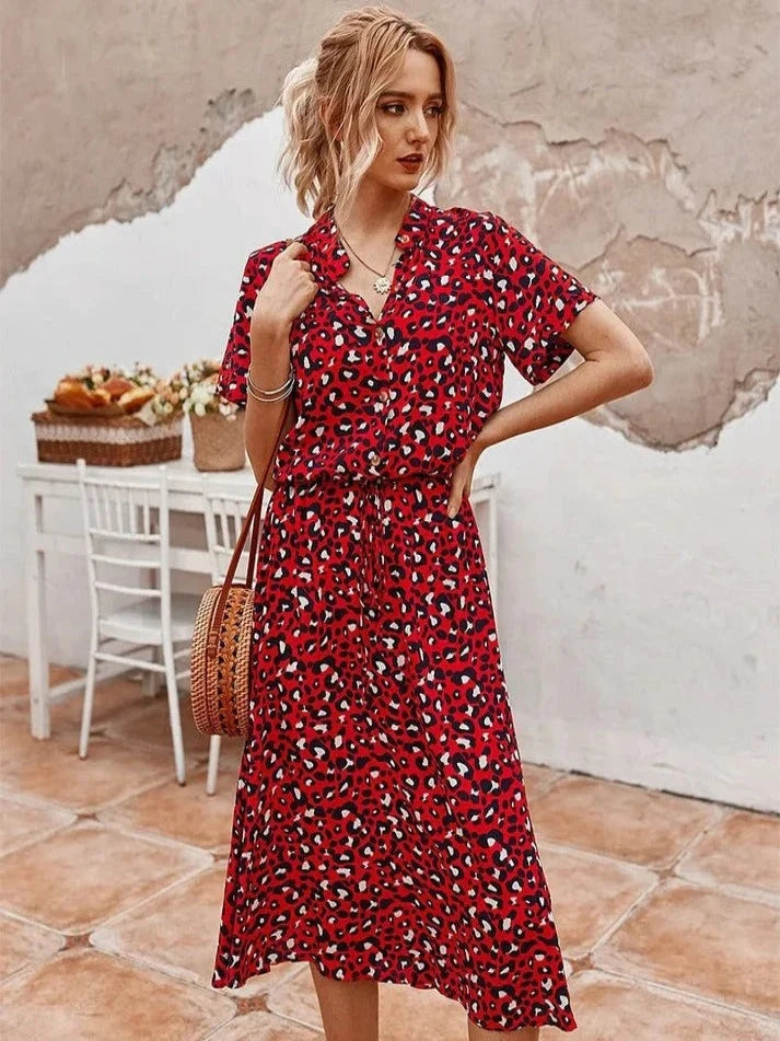 Luftig sommarklänning i vintage stil för kvinnor med leopardmönster och bälte. Idealisk för varma dagar.