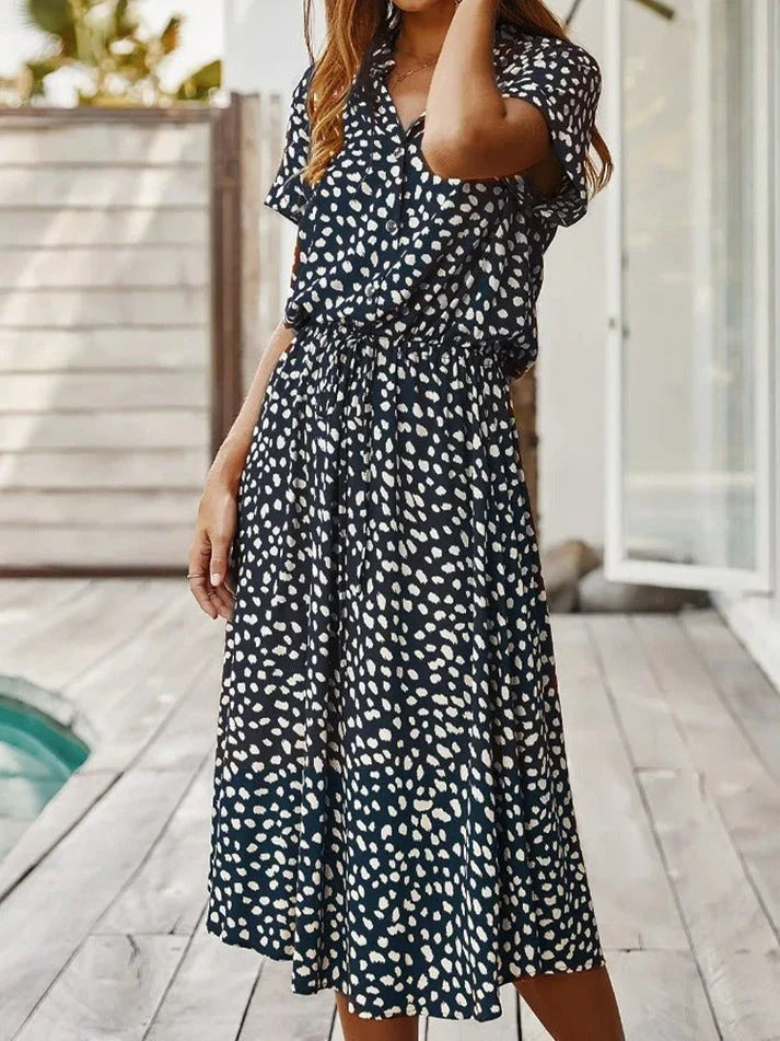 Lättskött vintage klänning med leopardtryck och bälte. En elegant och praktisk damklänning för sommar.
