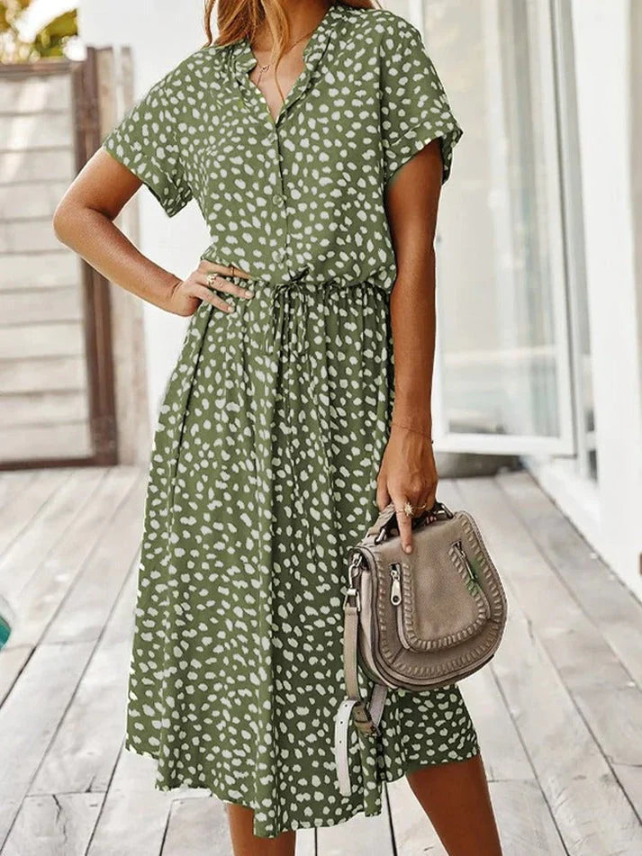 Kvinnors vintage sommarklänning med distinkt leopardmönster och bälte, idealisk för en chic vardagslook.