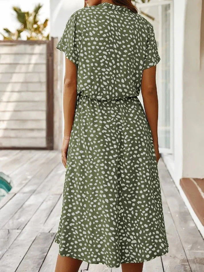 Festlig vintage klänning med leopardtryck och elegant bälte för kvinnor. Perfekt för sommarens evenemang.