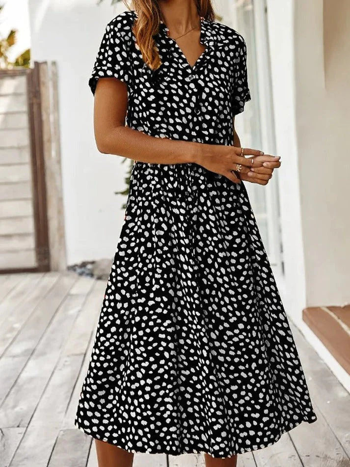 Stilren vardagsklänning för kvinnor i vintage design med leopardmönster och midjebälte. Bekväm och trendig.