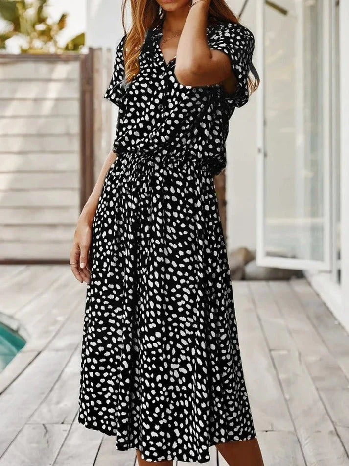 Vintage damklänning med figursmickrande bälte och modernt leopardtryck. Elegant för alla tillfällen.