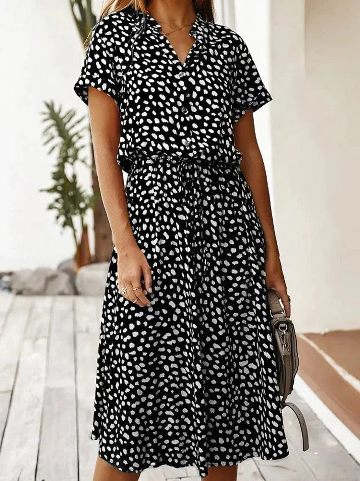 Kvinnors vintage klänning med medelärm, leopardtryck och bälte. En bekväm och elegant sommarklänning.