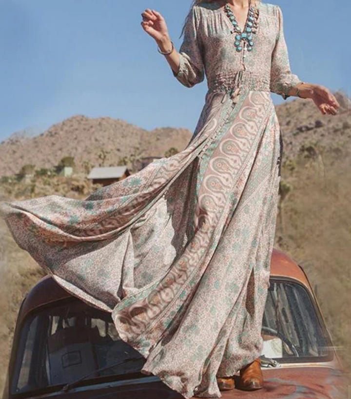 Mönstrad lång damklänning i vintage stil. Avslappnad maxiklänning, perfekt som elegant sommar- eller festklänning.