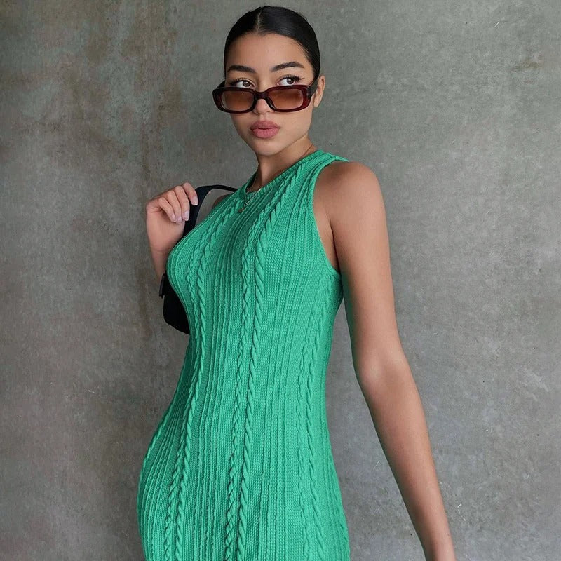 Modern ärmlös virkad klänning för kvinnor, elegant bodycon-design för smickrande silhuett.