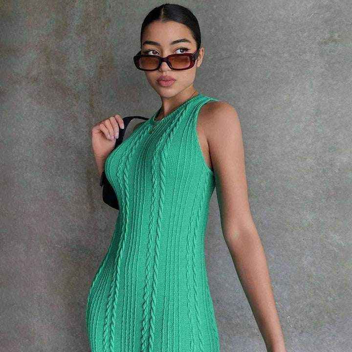 Modern ärmlös virkad klänning för kvinnor, elegant bodycon-design för smickrande silhuett.