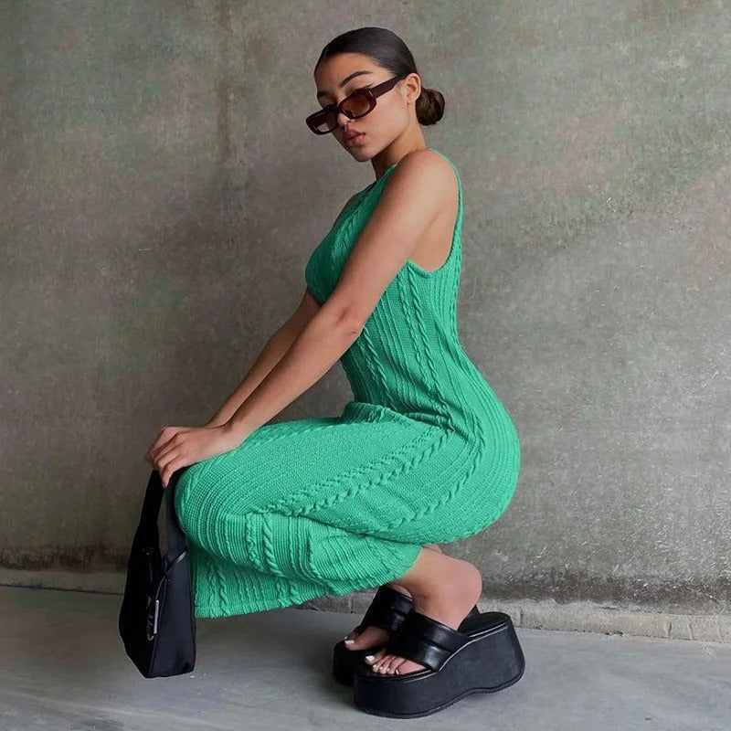 Virkad festklänning i bodycon-stil, perfekt sommarklänning för damer som söker figurnära elegans.
