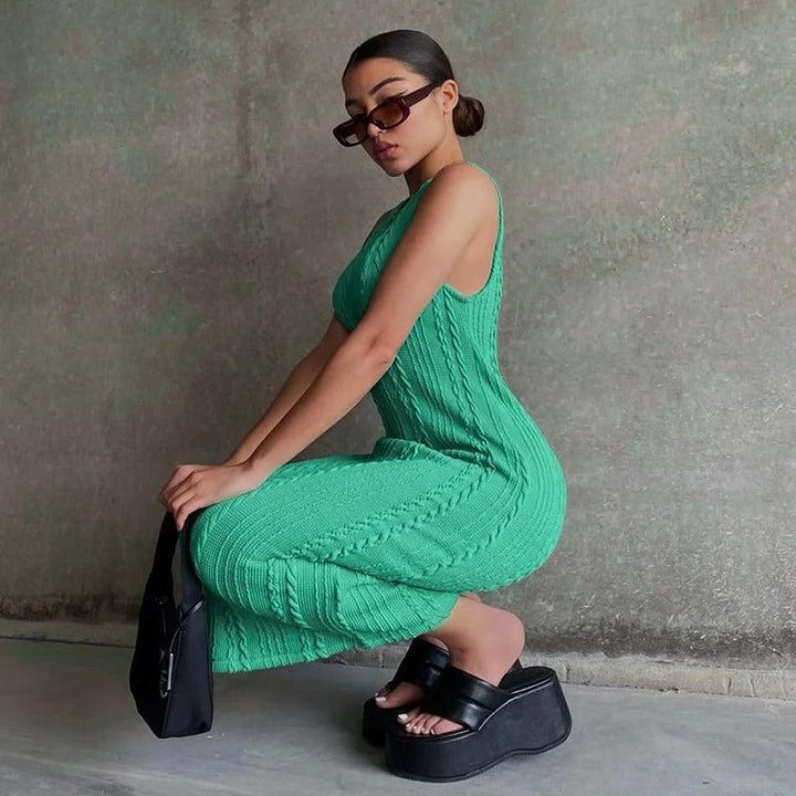Virkad festklänning i bodycon-stil, perfekt sommarklänning för damer som söker figurnära elegans.