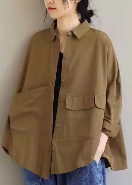 Modell bär enfärgad vit asymmetrisk kortärmad blus med krage, elegant & bekväm