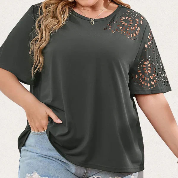 Stilren mörkgrå dam t-shirt i chiffong med elegant hals. Mångsidig och bekväm för vardags- och sommarbruk.