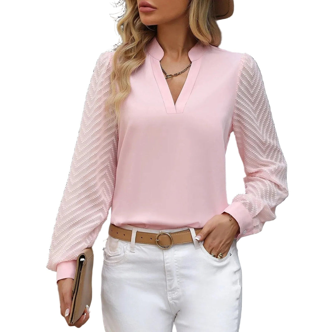Elegant vit chiffongblus med v-ringning och skira ärmar, idealisk för fest och vardagsmode.