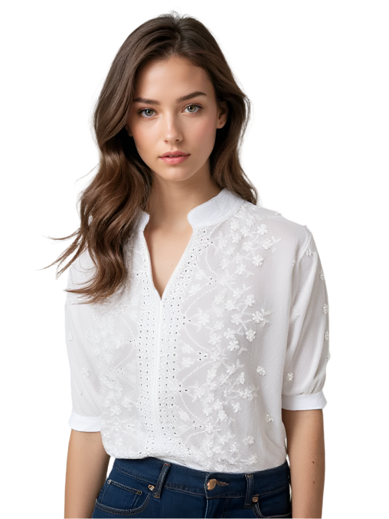 Elegant vit damblus med korta ärmar och fina spetsdetaljer, perfekt för vår och sommar.