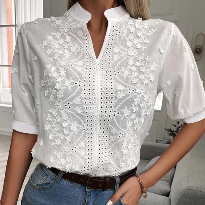Trendig vit blus för kvinnor med detaljerad spets vid ärmar och krage, en kvinnlig sommarblus.