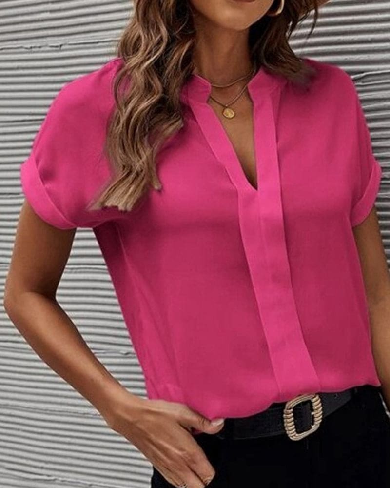 Svart vardagsblus med V-hals och korta ärmar, idealisk för en elegant look.