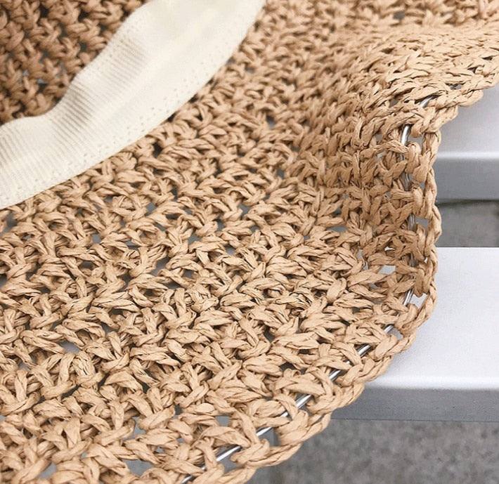 Mångsidig solhatt för dam, brett brätte ger utmärkt UV-skydd. Passar sommar och strand.