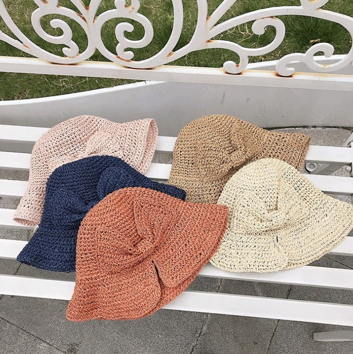 Damhatt med brett brätte i klassisk beige, UV-skydd för alla tillfällen, sommaraccessoar.