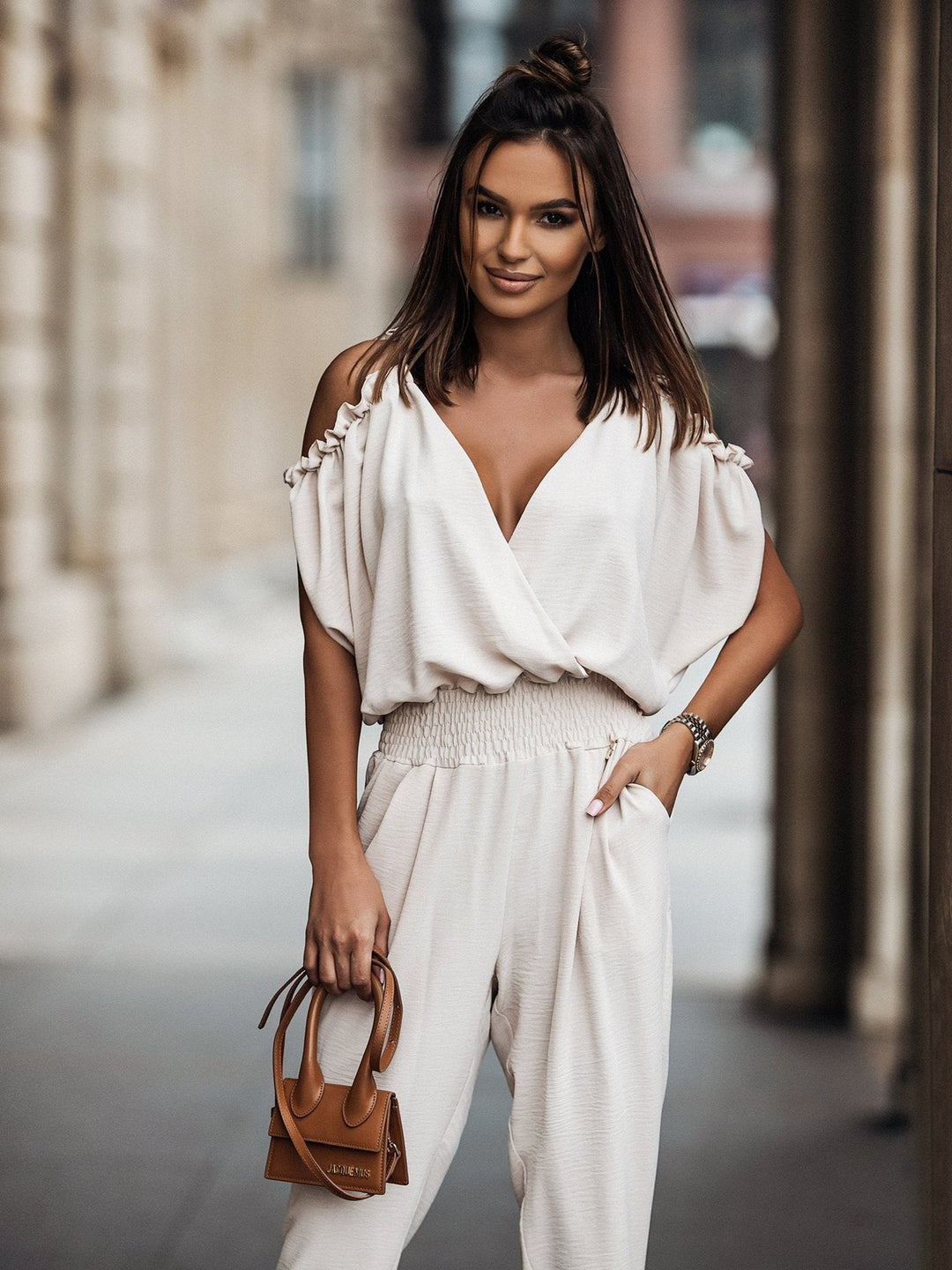 Snygg vit kvinnors jumpsuit med V-ringning & bara axlar för en bekväm, elegant stil.