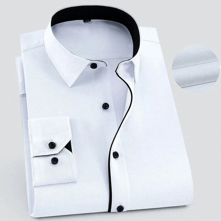 Elegant vit herrskjorta med lång ärm & subtil textur för både casual & formella tillfällen.