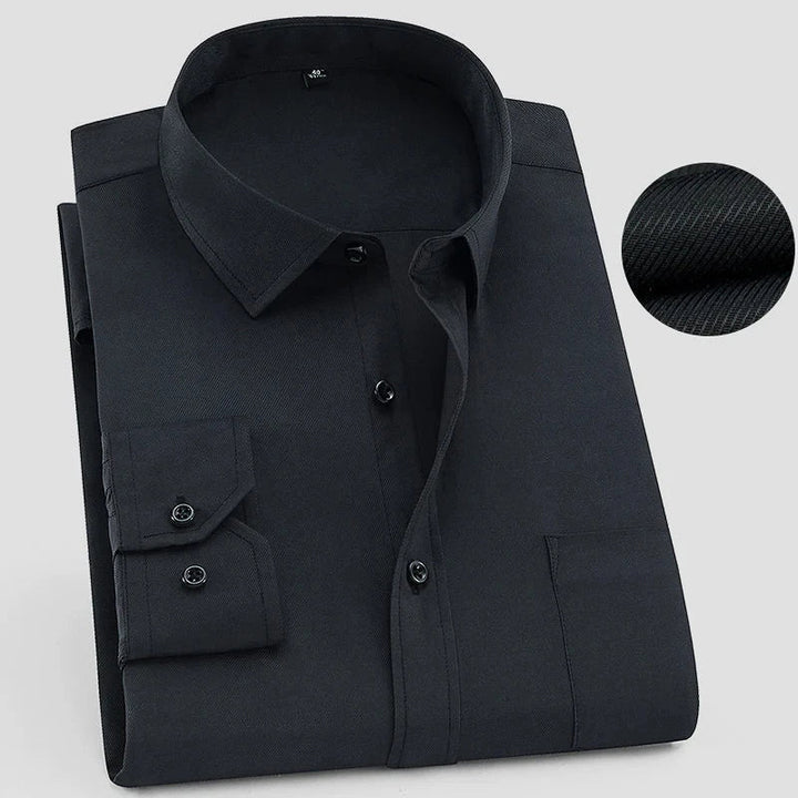 Stilren button-up herrskjorta i vitt med diskret textur, perfekt för modern garderob.