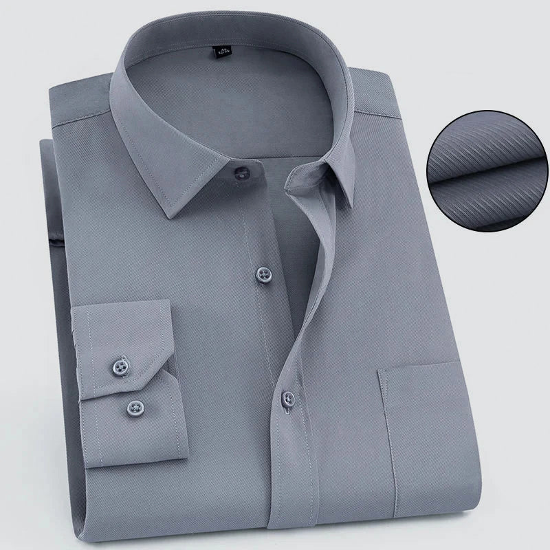 Formell men casual vit herrskjorta med lång ärm, hög kvalitet & diskret textur.