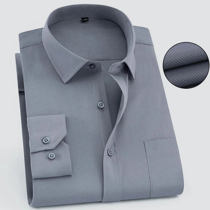 Formell men casual vit herrskjorta med lång ärm, hög kvalitet & diskret textur.