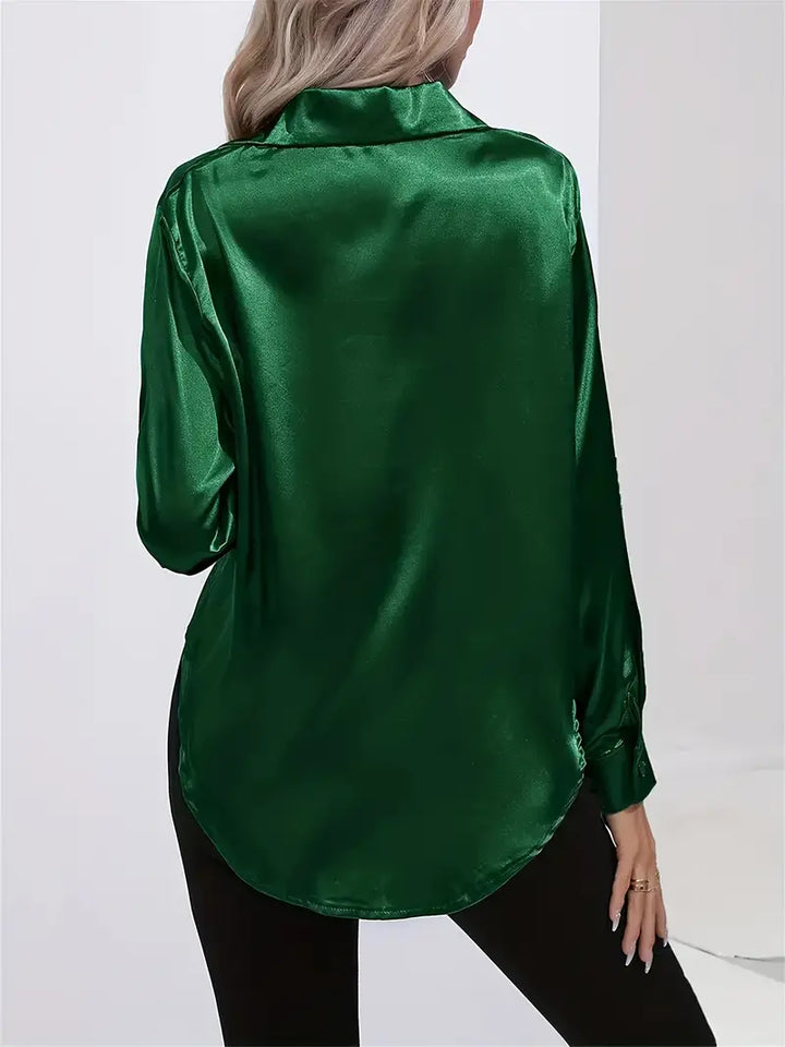 Elegant grön långärmad damskjorta, en mångsidig knappskjorta för kontoret eller en stilren vardagslook.