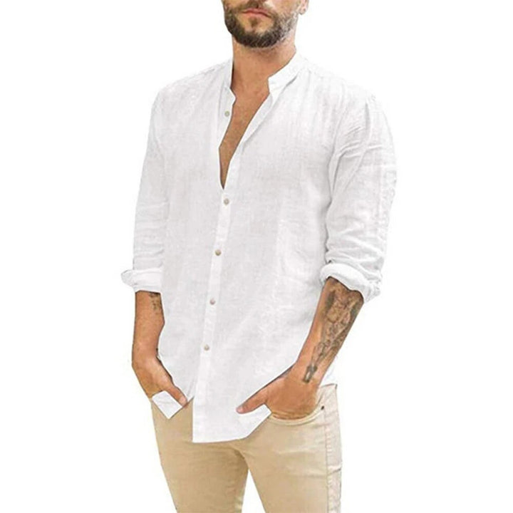 Modell bär bekväm, luftig långärmad herrskjorta med ståkrage i vit färg, sommarmode.