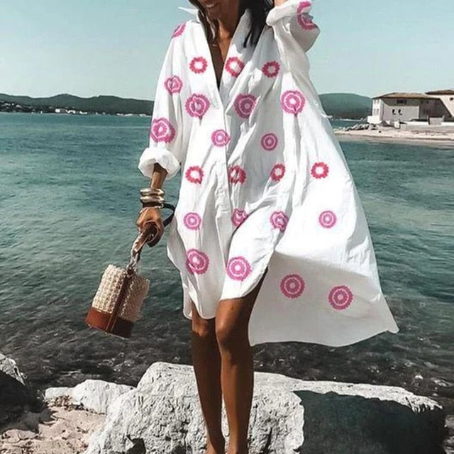 Elegant vit sommarklänning för dam, med flödande design och luftigt tyg, idealisk för soliga dagar.