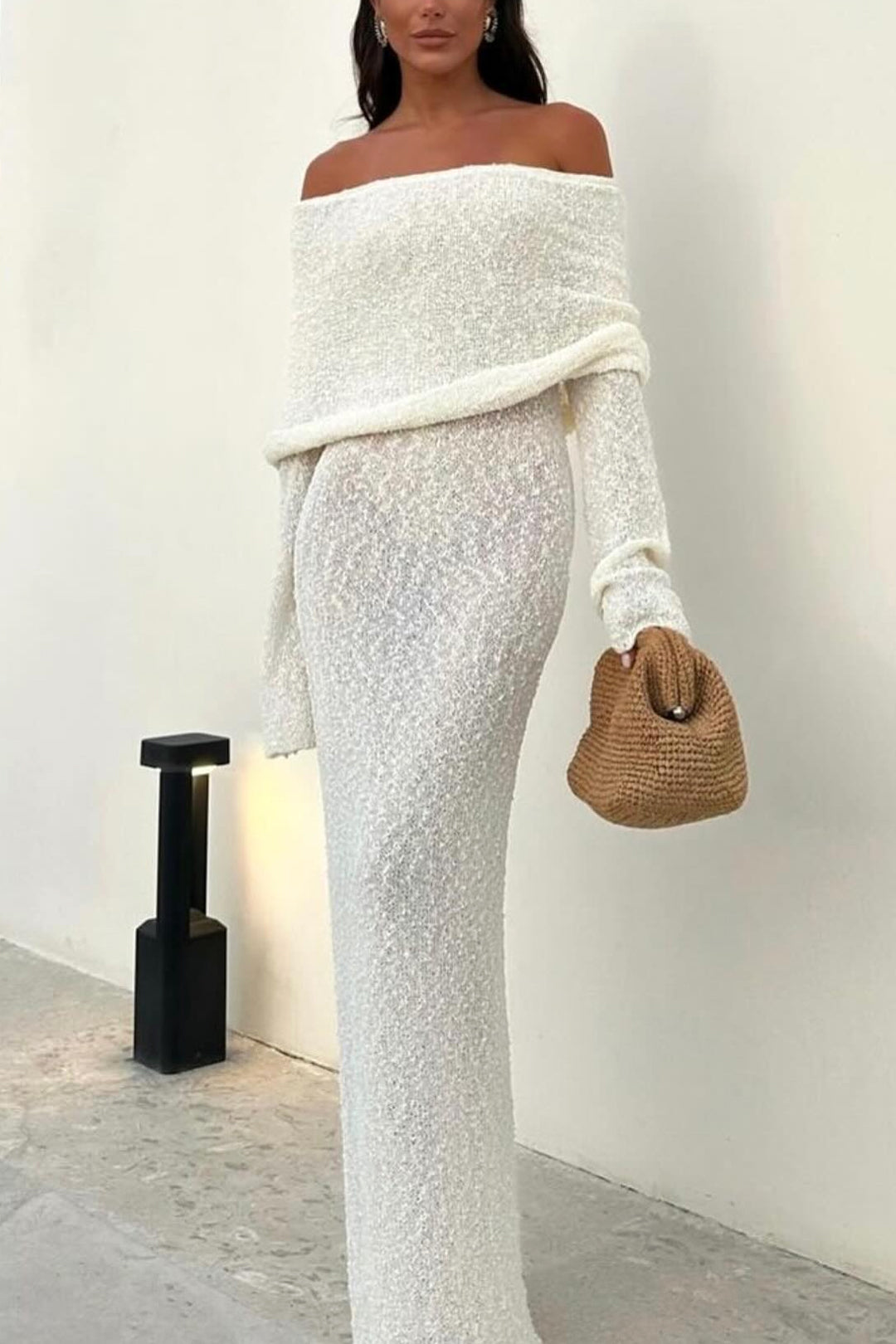 Elegant vit off shoulder maxiklänning för kvinnor, perfekt för sommarfester och tidlösa stilar.