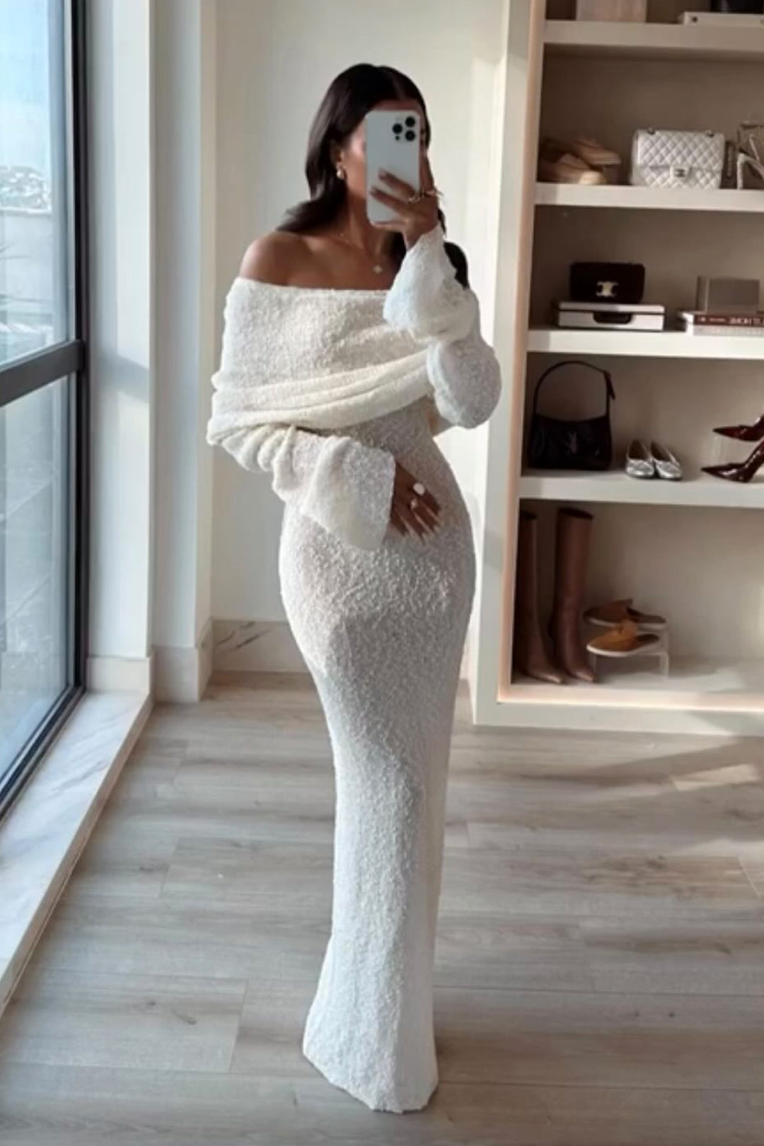 Bekväm off shoulder maxiklänning i ljusbrun färg, idealisk för en elegant sommar- eller vardagsstil.