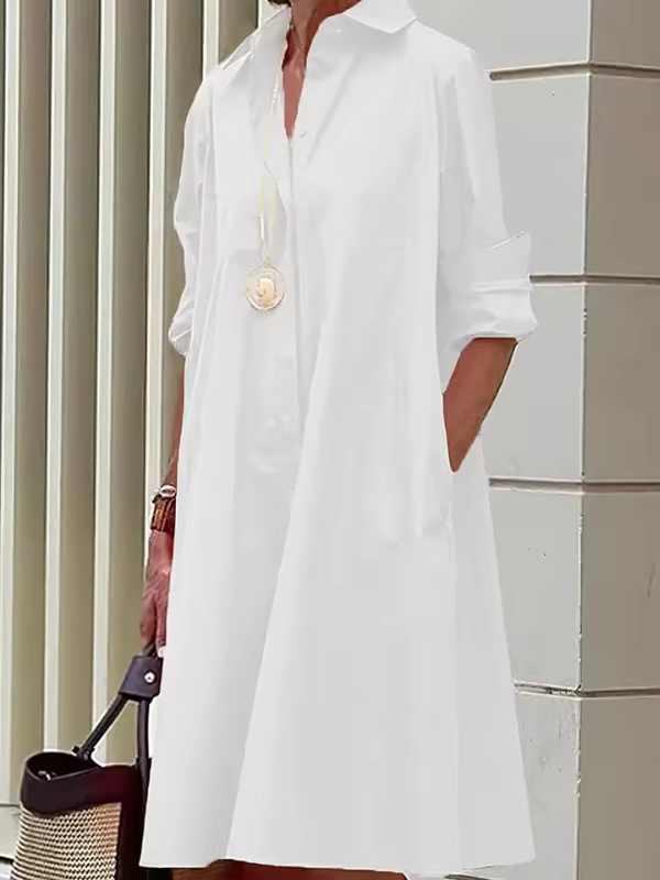 Klassisk blå skjortklänning för kvinnor, elegant och bekväm för alla tillfällen.