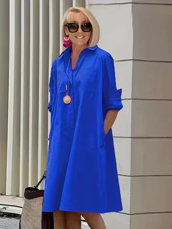 Bekväm damklänning i skjortmodell, idealisk för en stilren och avslappnad vardagslook.