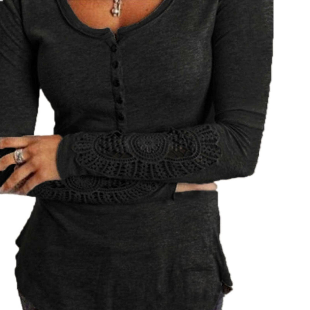 Elegant vit spetstopp med lång ärm och rund hals, perfekt för fest eller vardagsbruk, polyester för kvinnor.