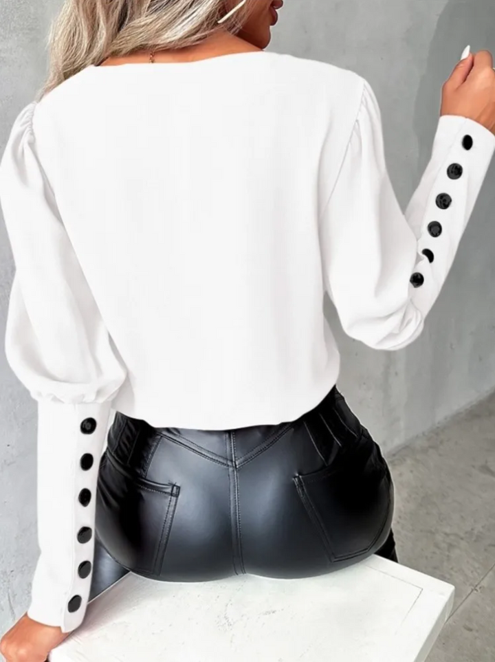 Somrig V-ringad blus för kvinnor i elegant design, perfekt som en avslappnad topp i vardagen.