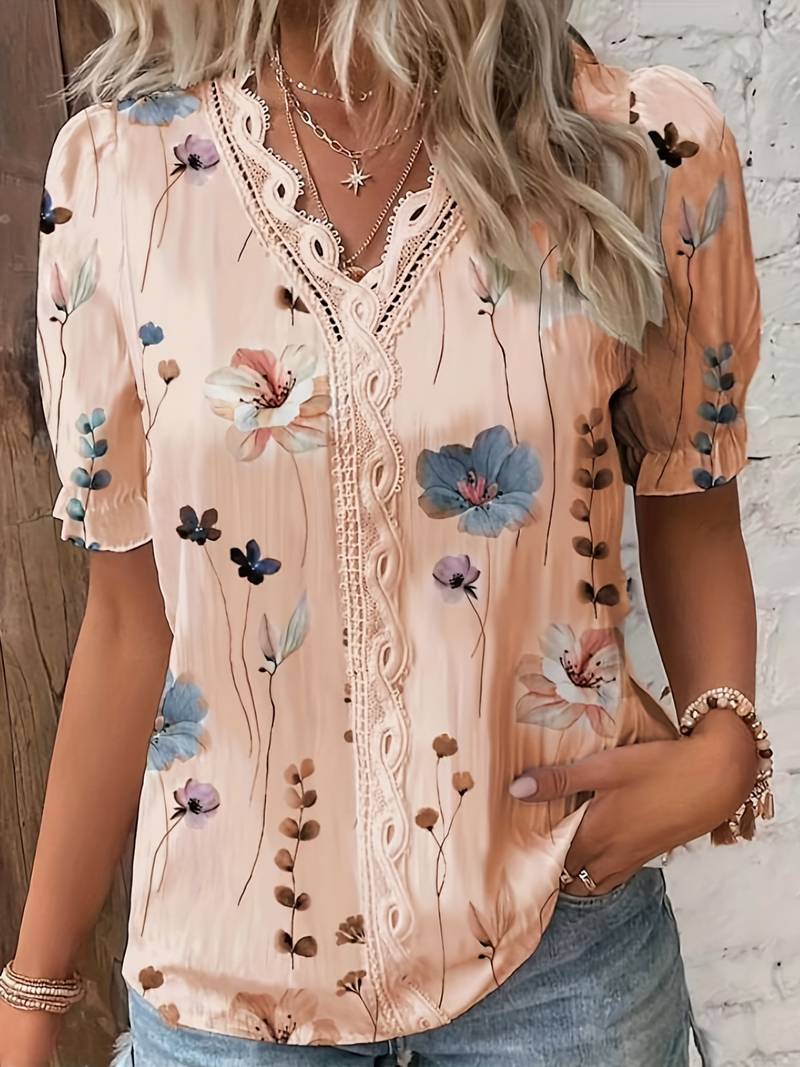 Elegant beige v-ringad blus med löst snitt, perfekt för en bekväm kontorsmiljö.