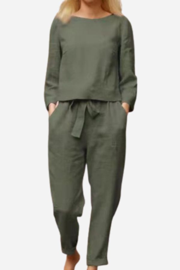 Sommaroutfit: Kvinna poserar i ett bekvämt och elegant linneinspirerat damset, fulländat vardagsmode.