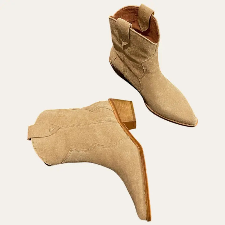 Snygga kvinnors stövlar, beige cowboystil med klack. Mångsidiga högklackade stövlar för alla tillfällen.