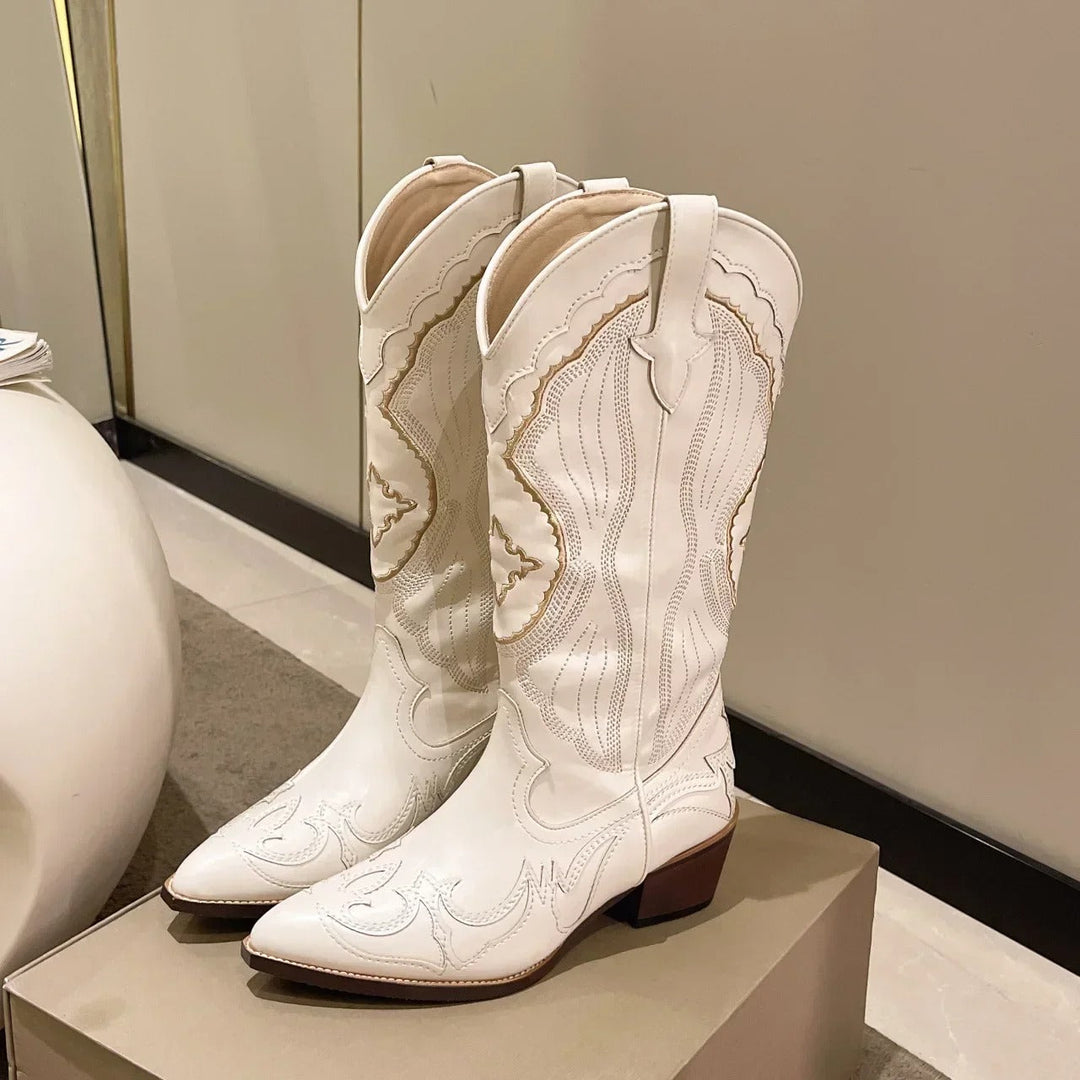 Närbild av intrikata broderier på chic mellanhög damstövel. Hög kvalitet med modern western-känsla.