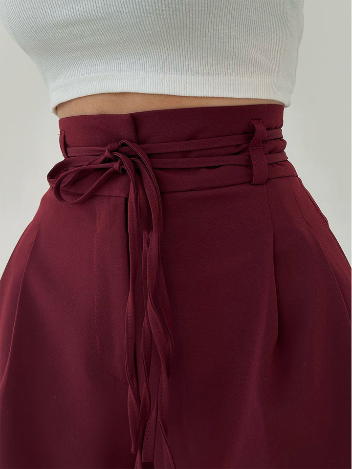 Stylade vinröda damvida byxor med hög midja, perfekta för en elegant kvällslook eller fest.
