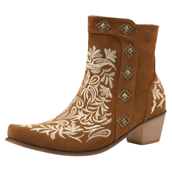 Eleganta bruna ankel cowboystövlar för kvinnor med trendig 5 cm klack. Perfekta damstövlar för höstmode.