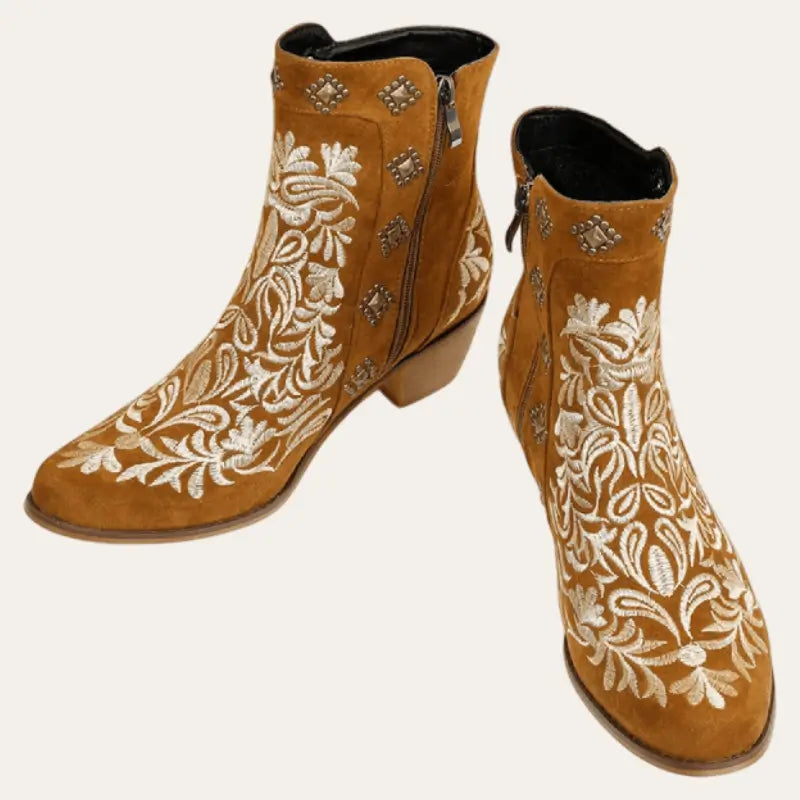 Trendiga bruna cowboystövlar för dam. Västerländska ankelstövlar med klack, idealiska för vår- och höstmode.
